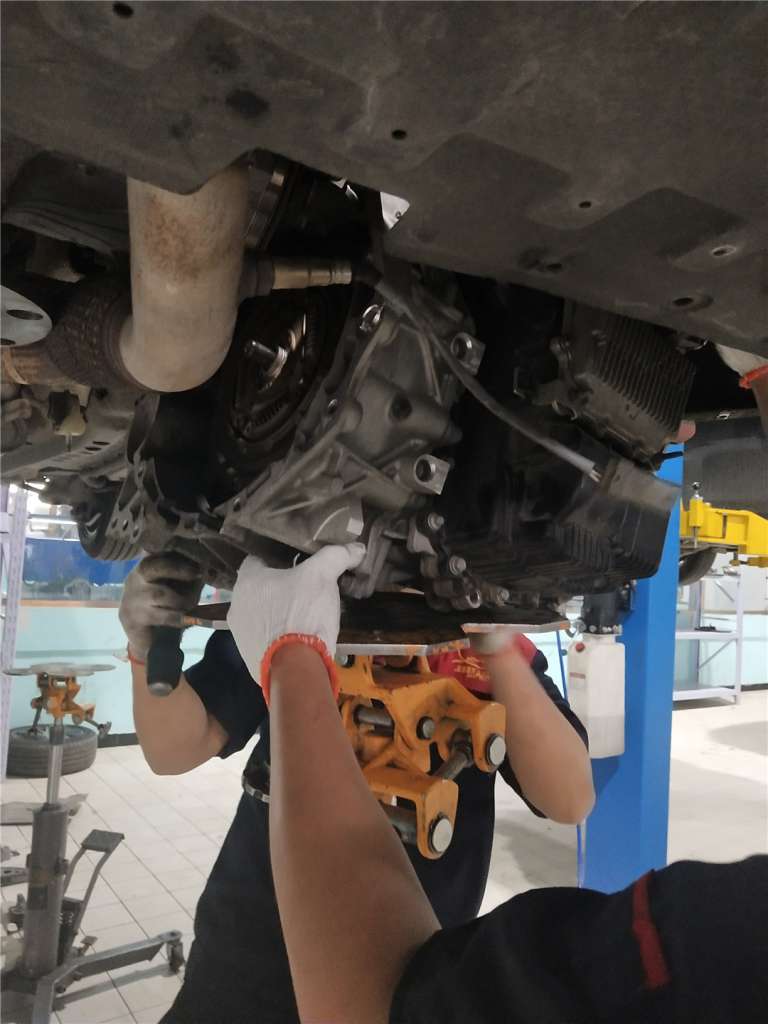 别克威朗汽车更换了内部输入鼓油格和变速箱油维修