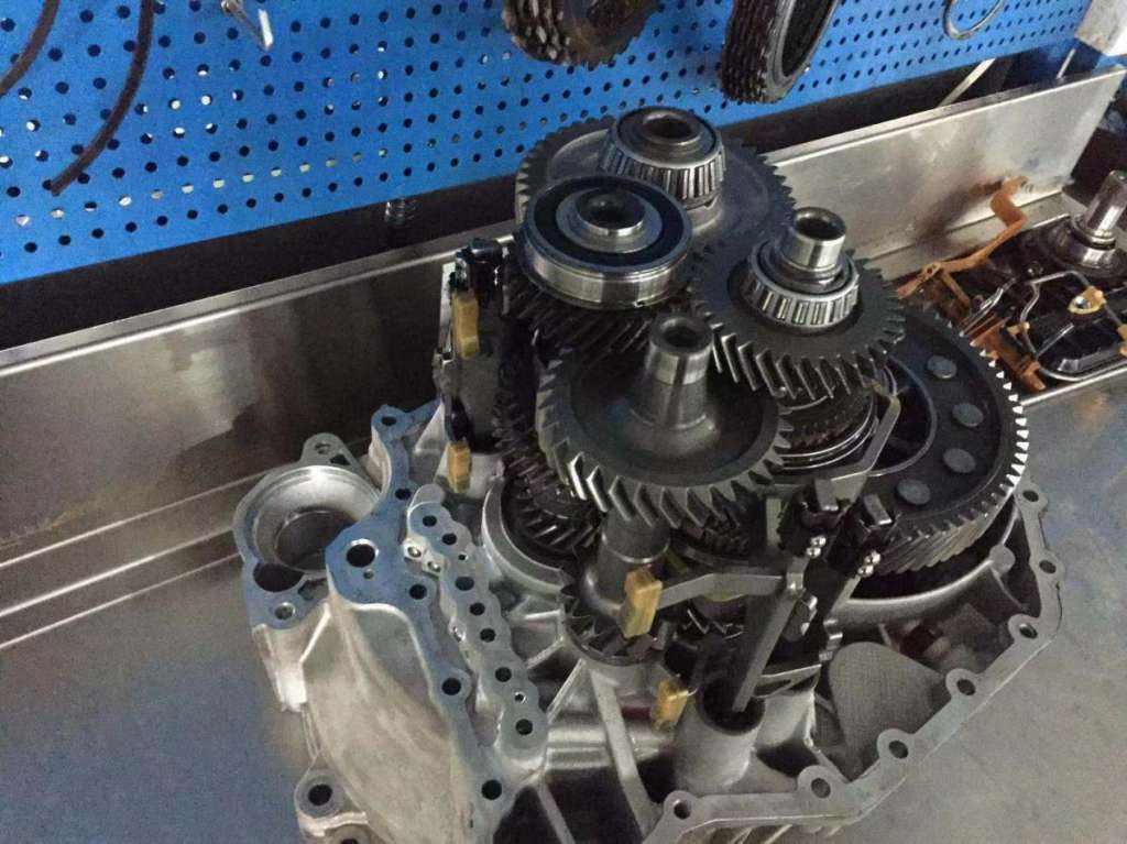 天津大众尚酷汽车更换变速箱离合器零件前油封维修