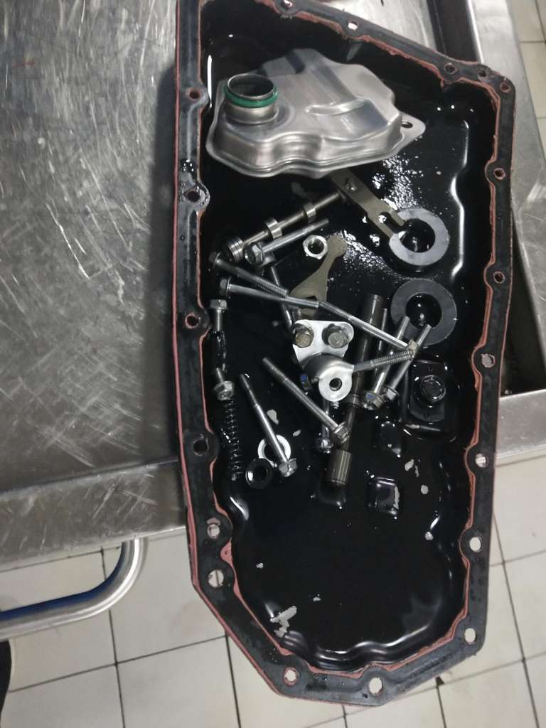 拆下的油底壳和油格